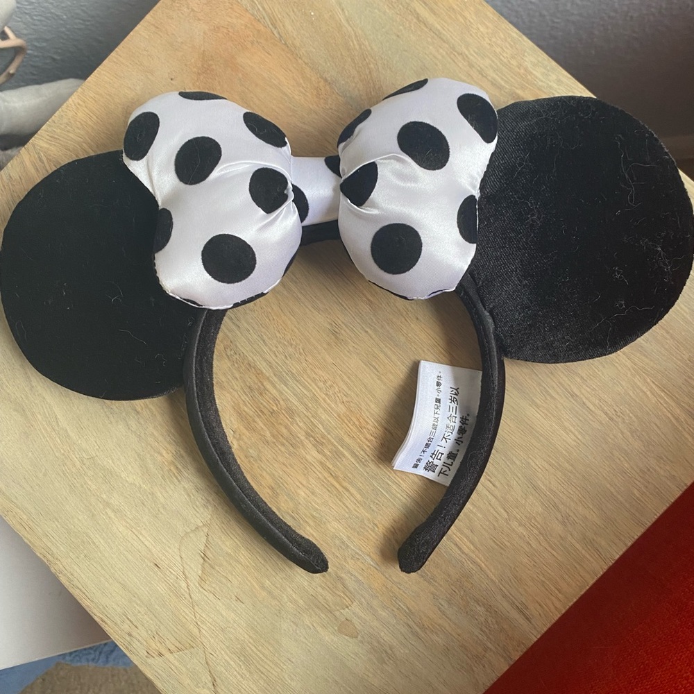 Black and white Minnie Mouse ears